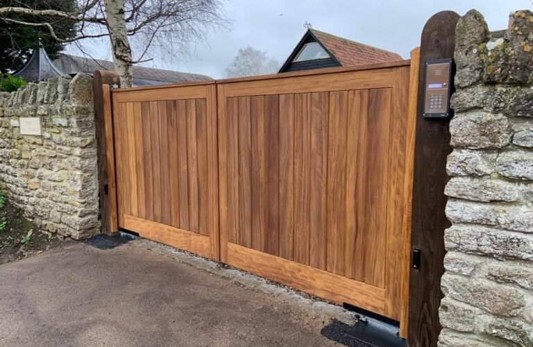 Wooden Electric Gates: Automation, Materials, and Smart Home Integration